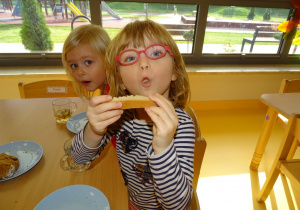 16 Dziewczynki zjadają nasz chlebek